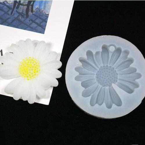 1PCS Transparent silicone mold Small daisies Flowers Mold DIY Crystal Epoxy Making car pendant bracket