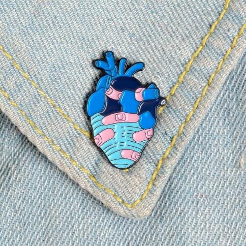 Band-Aid Heart Brooch for Men Women Backpack Shirt Denim Collar Pins Broches Badge Pines Metalicos Jewelry Brosche Accessories