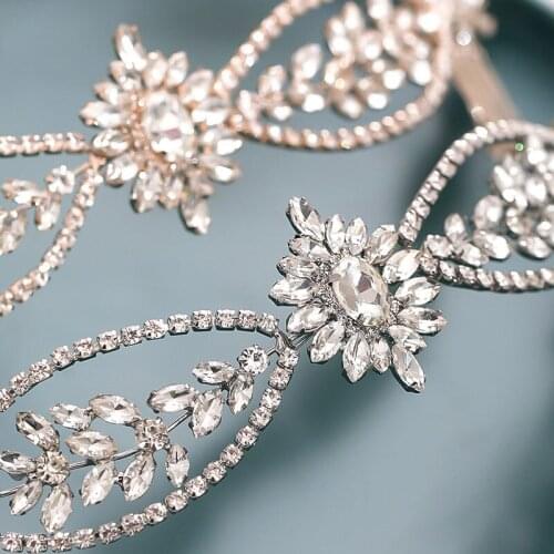 Workers make wedding accessories bride hair jewelry fashion wedding full of crystal wedding tiara