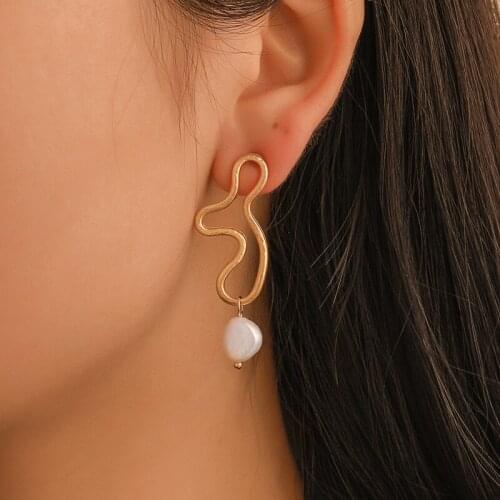 Fashion Simple Pearl Stud Earrings For Women Hollow Gold Color Irregular Alloy Earrings Cute 2019 Jewelry Gifts