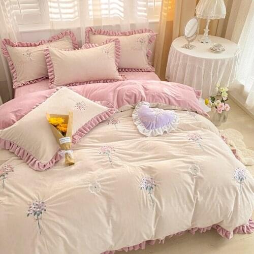 Super Soft Coral Fleece Warm Cozy Flowers Embroidery Princess Bed Skirt Bedding Set Velvet Quilt Cover Comforter Set Blanket