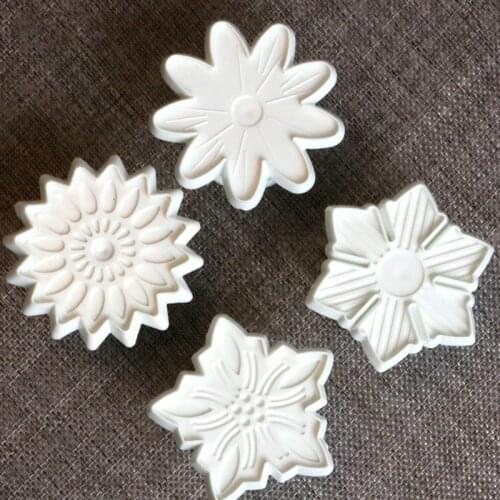 4Pcs/Set 3D Christmas Gift Topper Fondant Cookie Biscuit Cutter Stamp Mold DIY Gift Molds Kitchenware
