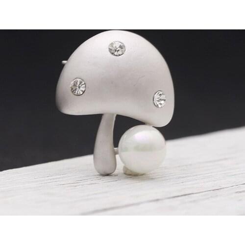 Cute Pin Brooches Mushroom Pearl Rhinestone Cute Enamel Pin Women Men Girl Badge Vestidos Dress Suit Coat Decoration Broszka