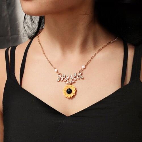 New Hot Sale Creative Jewelry Pearl Sun Flower Necklace Femininity Fashion Sunflower Pendant Pendant Girl Gift