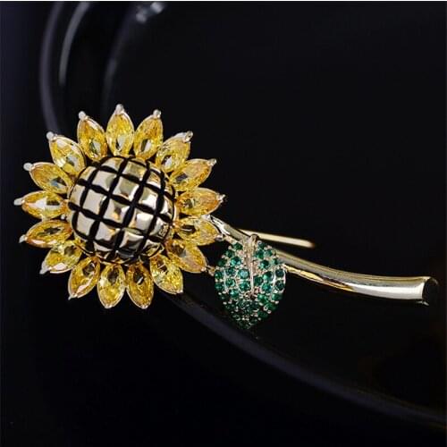 Luxurious Elegance Yellow Zircon Sunflower Brooches Pins for Women Crystal Scarf Pin Corsage Badge Fashion Jewelry Accessories