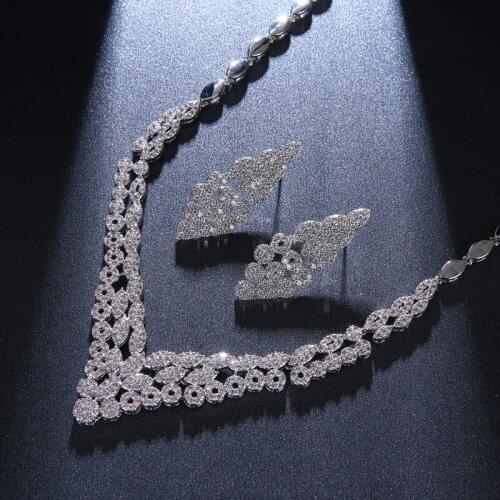 Bettyue Fashion Personality Decoration For Female Hollow Out Design White Necklace And Earring Zirconia Sparking Jewelry Set