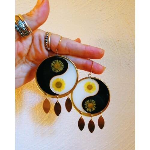 Preserved Daisy Yin Yang earrings,Botanical Jewelry, Birthday Gift For Mom, Flower Earrings Resin