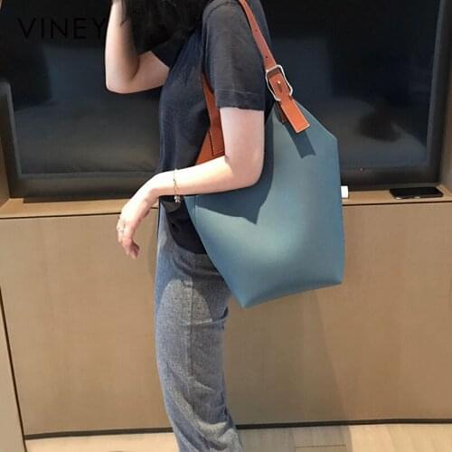Womens bag 2019 new bucket bag net red shoulder bag large capacity foreign style leather handbag womens simple fashion purses