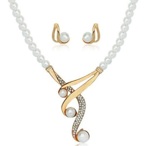 Curved Three Pearl Set for Woman Retro Deep V Clavicle Pearl Necklace Earring Set Fashion Wedding Jewelry Accessories Gift