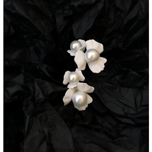 Korean Elegant White Flower Earrings for Women Girl 2020 New Simulated Pearl Flowers Hoop Earrings Wedding Bridal Jewelry Gift