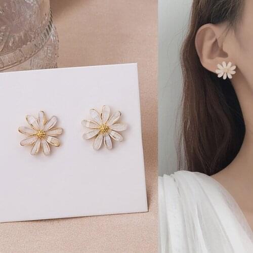 Romantic Cute Resin Acrylic Flower Stud Earrings for Women Girls Teen Korean Fashion Sweet Petal Earrings 2021 Trend New Arrival