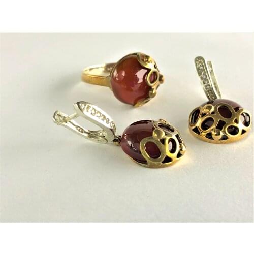 Elegant stralig silver 925 ring with big red round stone and gold bezel round pattern