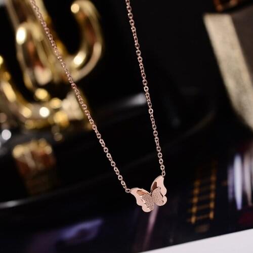 YUN RUO 2018 Rose Gold Color Chic Ins Style Sweet Butterfly Round Pendant Necklace Fashion Titanium Steel Woman Jewelry Not Fade