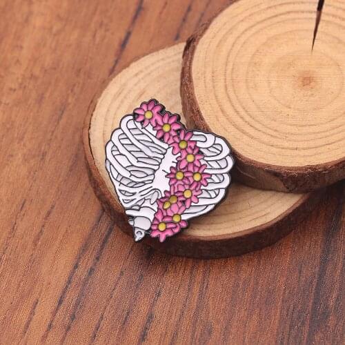 Creative Brocken Heart Pins Brooch Cartoon Badges Girls Corsage Jewelry Brooch Lapel Button Icon Badge Backpack Accessories