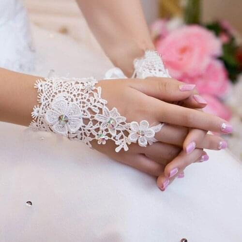 2020 Short Lace Bridal Gloves Ladies White Lace Fingerless Wrist Length Short Bridal Wedding Gloves