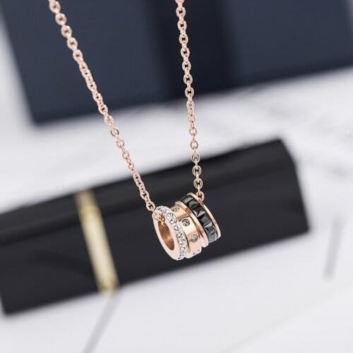 YUN RUO 2018 New Rose Gold Color Fashion Black White Crystal Round Pendant Necklace Titanium Steel Jewelry Woman Gift Never Fade