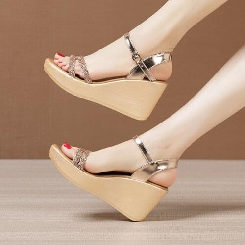 Golden Wedge Sandals Womens New Platform Platform Waterproof Platform Bright Diamond Fish Mouth Large Size Sandals