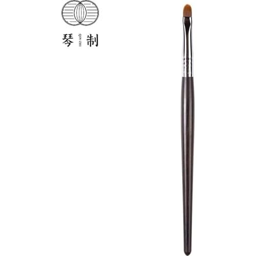 QINZHI Professional Handmade Make Up Brush G077 Small Concealer Lip Brush Resilient Synthetic Fiber Makeup Brushes