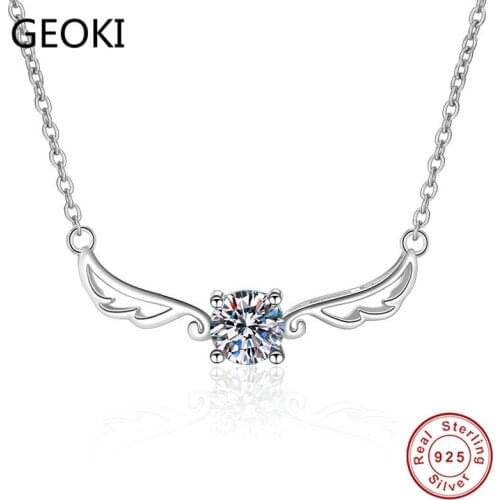 Geoki Perfect Cut 0.5 CT D Color VVS1 Moissanite Angel Wing Shaped Pendant Necklace 925 Silver Passed Diamond Test Chain PT950