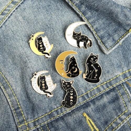 Cartoon Cute Animals Cat Back View Hug Enamel Brooch Moon Heart Shape Alloy Pin Badge Clothes Bags Accessories Jewelry Gifts