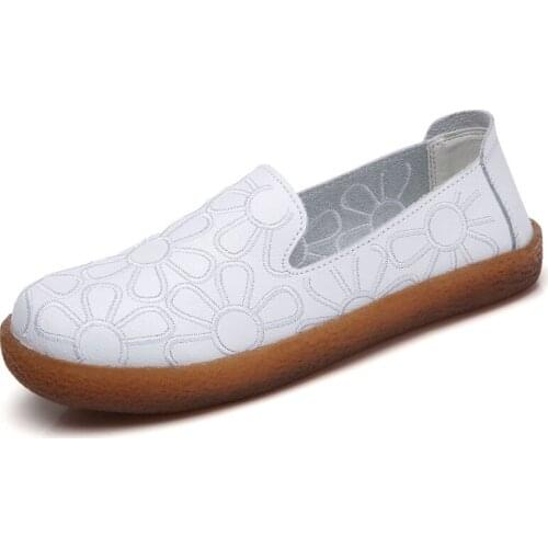 Genuine Leather Spring New Style Flat Shoes Women Casual Round Head Retro Leather Shoes Women Wild Embroidery