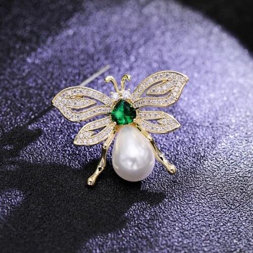 Luxury Female Crystal Small Bee Brooch Charm Gold Color Party Brooches For Women Cute Bridal White Pearl Wedding Brooch