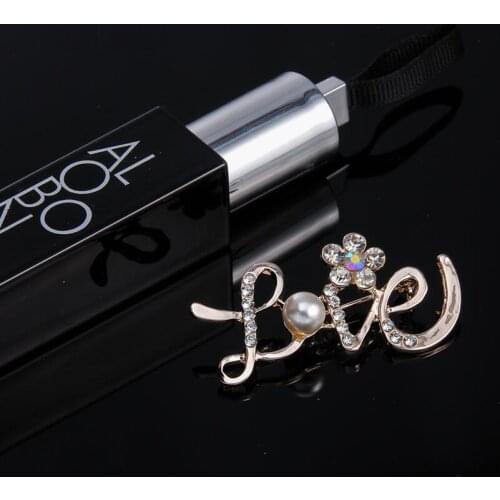 Fashion Rhinestone Crystal Love Letter Glitter Brooches Glaring Pearl Letter Word Brooch Pin for Women Girl Fashion Jewelry