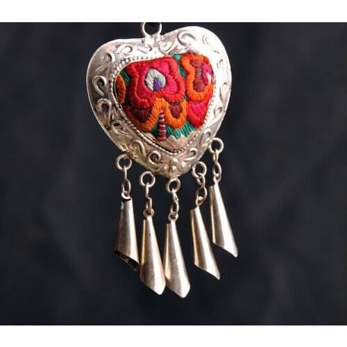 Chinese art pure handmade retro jewelry Miao Silver Pendant Necklace (Color random transmission)