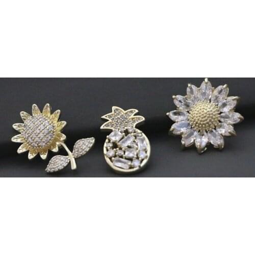 Cute Small Gold Color Micro Pave CZ Sunflower Shape Brooch Pin Fashion Zircon Flower Scarf Accessories Anti-glare Clothes Pin