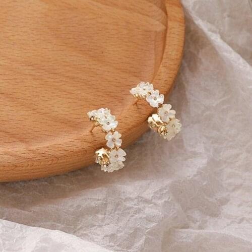 Fashion Flower Daisy Hoop Earrings For Women Girls Korean Golden Metal Pearl Hoop Earrings 2021 New Party Gifts Jewelry