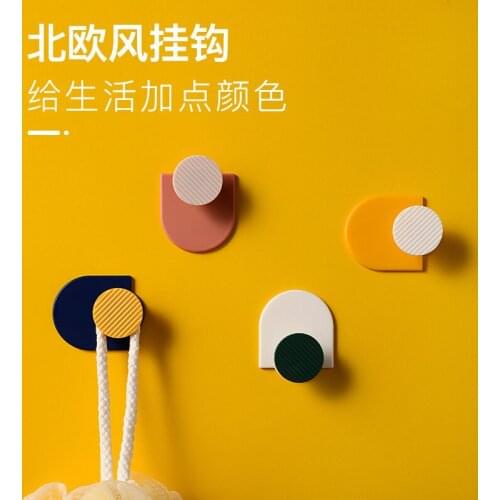 Powerful unmarked plug glued to the back of the key door clothing hook without punching the bathroom wall creative cloak hook