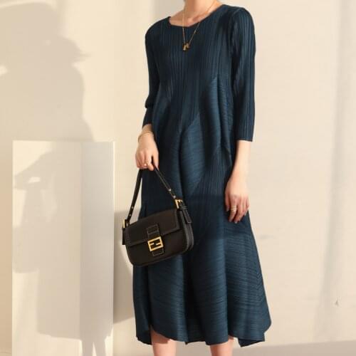 The new authentic 2020 Autumn Insta-style Issey Miyake pleated V-neck fashion European Street slimming mid-length dress