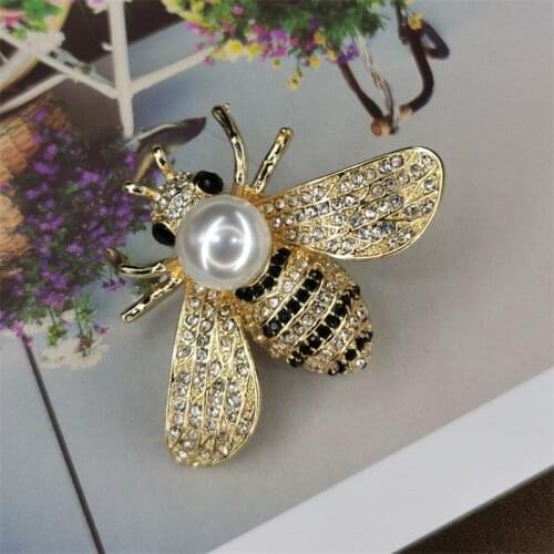 Qingdao Animal Pin stock European and American temperament elegant atmosphere lovely honey bee pearl female Brooch