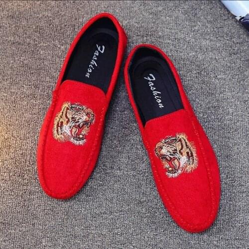 Coslony Fashion luxury brand shoes Velvet Men Loafers Shoes Party Wedding Europe Style Tiger Embroidered Male Black Red Flats