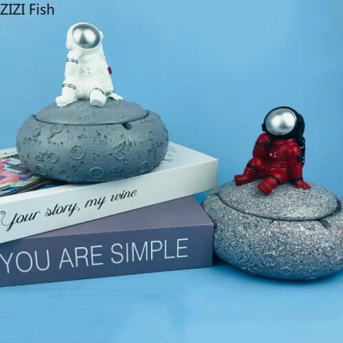 Moon Landing Astronaut Ashtray Creative Ceramic Portable Ashtrays with Lids Office Desktop Decor Ash Tray Gifts for Boyfriend