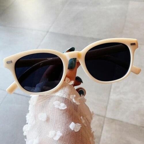 New Fashion Brand Small Rivet Sunglasses For Women Vintage Beige Black Gradient Elegant Sun Glasses Men Retro Uv400 Round Shades