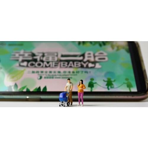 Super mini family 1 / 87 pregnant womens 2nd child macro photography couple photo Miniature Figure landscape doll hand-made