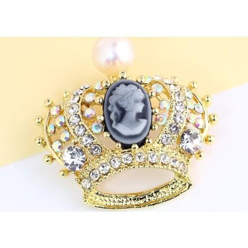 MADALENA SARARA 8mm Freshwater Pearl Brooch Pin Rhinestone Inlaid Crown Pendant Style