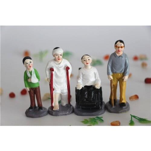 Medical psychology teaching aid Play therapy starter kit 4pcs Injured miniatures kit use for sand tray therapy supplies