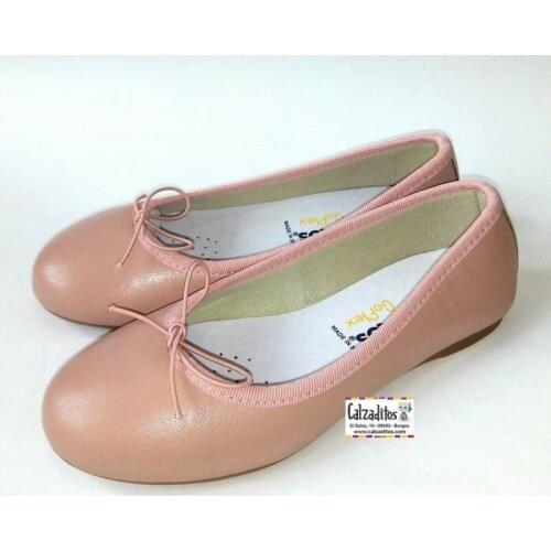 Flat pink makeup with bow detail al tone, Conguitos