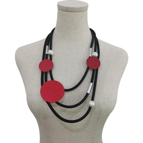 New Style Pearl Wooden Pendant Short Necklace For Women Luxurious Round Bead Rubber Rope Choker Sweater Chain Clothes Decoration