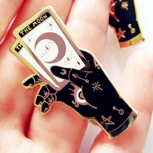 Mysterious The Moon Tarot Occult Hand Witch Brooch Pins Enamel Metal Badges Lapel Pin Brooches Jackets Jeans Fashion Jewelry