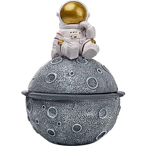 European Creative Resin Astronaut Ashtray with Cover Anti-fly Ash Home Office Desktop Art Ashtray Gift for Boyfriend Home Decor