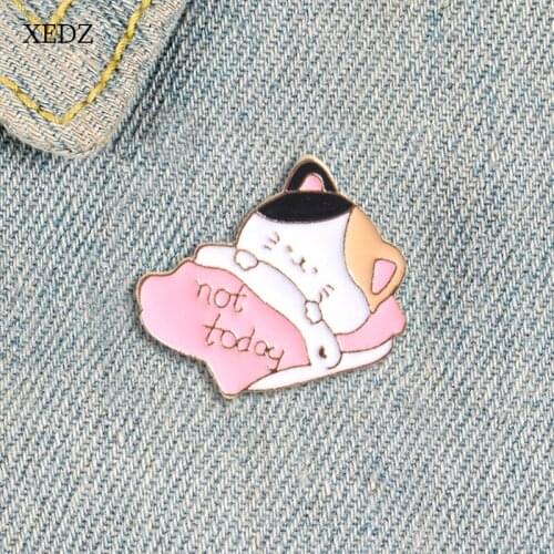 XEDZ Cartoon Pink Cat Sleeping Enamel Brooch Children Cute Lazy Animal Badge Backpack Clothing Decoration Gift