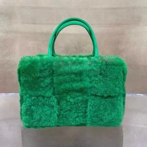 Plush Handbag Arco Tote With Detachable Interior Zipped Pocket 2021 Winter New Woven Fur Big Capacity Shopping Bag Designer Bags