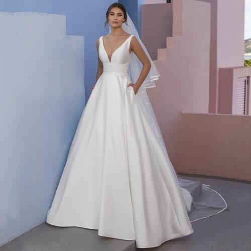 2021 Modest A-Line Satin Sleeveless Wediing Gowns Sexy V-neck Lace Appliques CourtTrain Backless Bridal Dresses