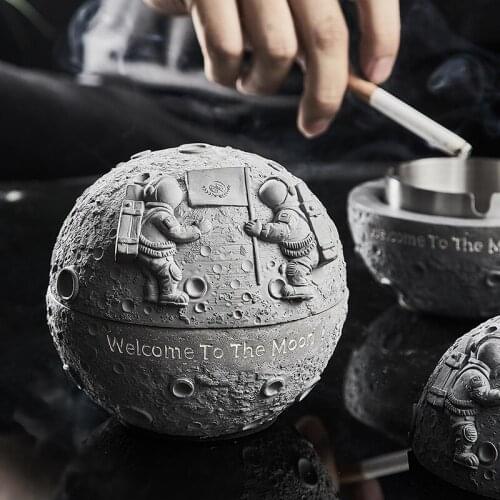 Northern European style astronaut ashtray with cover anti fly ash family living room fashion ashtray