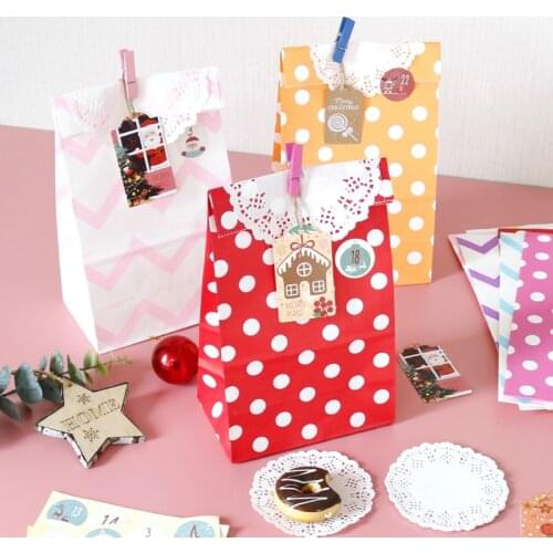 24Pcs/Set Christmas Gift Bag Color Kraft Paper Bag With Sticker Baking Cookies Packaging Bags With Tags Wedding Favor Candy Bag