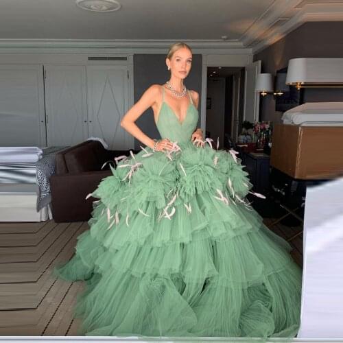 Luxury Ball Gown Celebrity Dresses Backless V Neck Extra Puffy Tulle Ruffles Long Red Carpet Evening Dressing Gowns