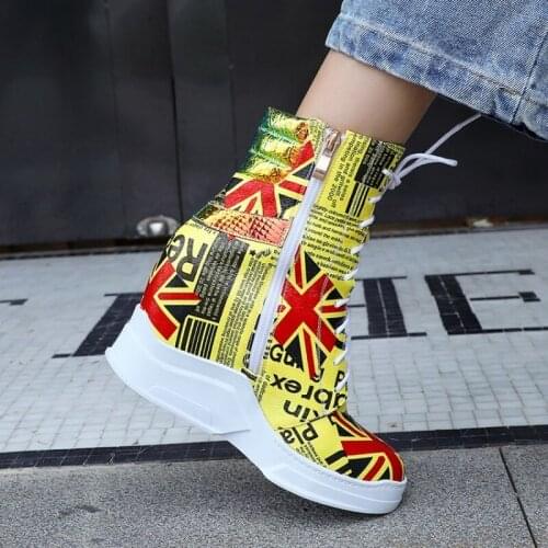 OLOMLB US4-11 Womens Pointed Toe Ankle Boots Newspaper Flag Printed Mixed Colors Wedge High Heel Lace Up Sneaker Shoes Plus Size